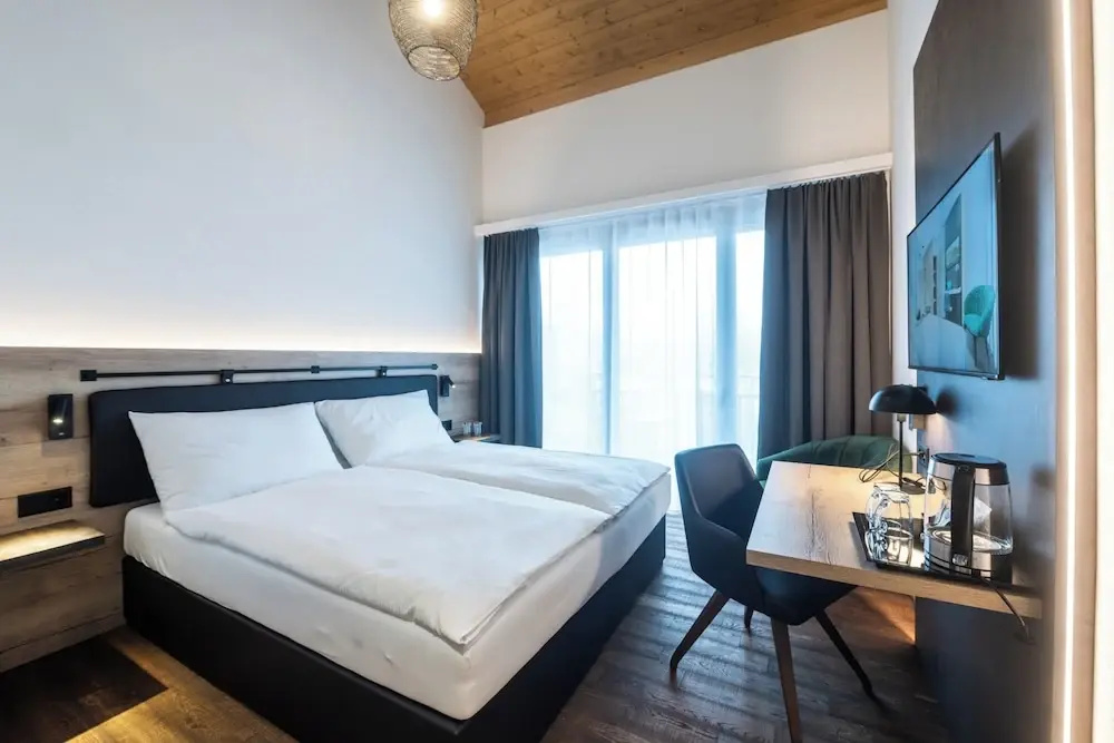 2 Bedrooms Standard Family room with balcony