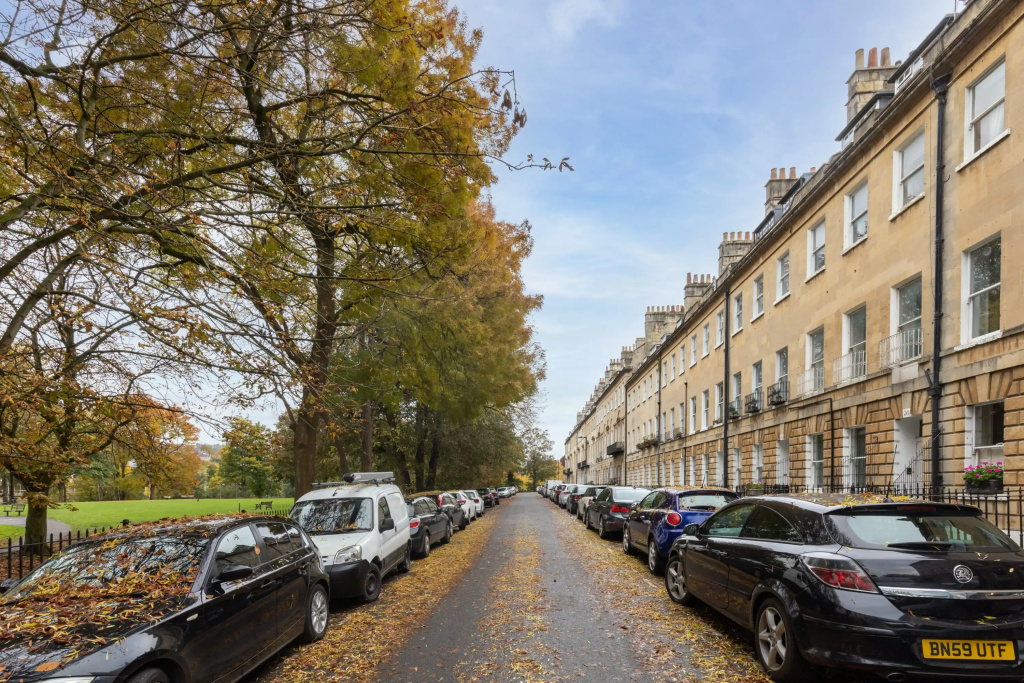 Spacious, Light-filled Period Apartment - Central Bath
