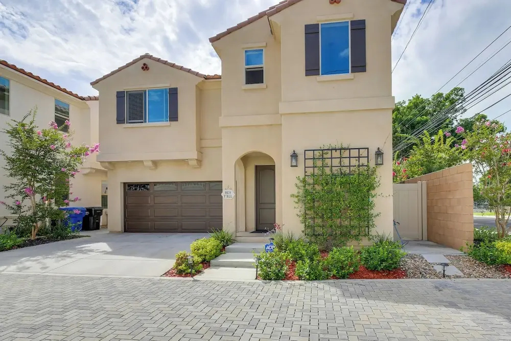 Pet-friendly Paramount Home, 16 Mi to Los Angeles!