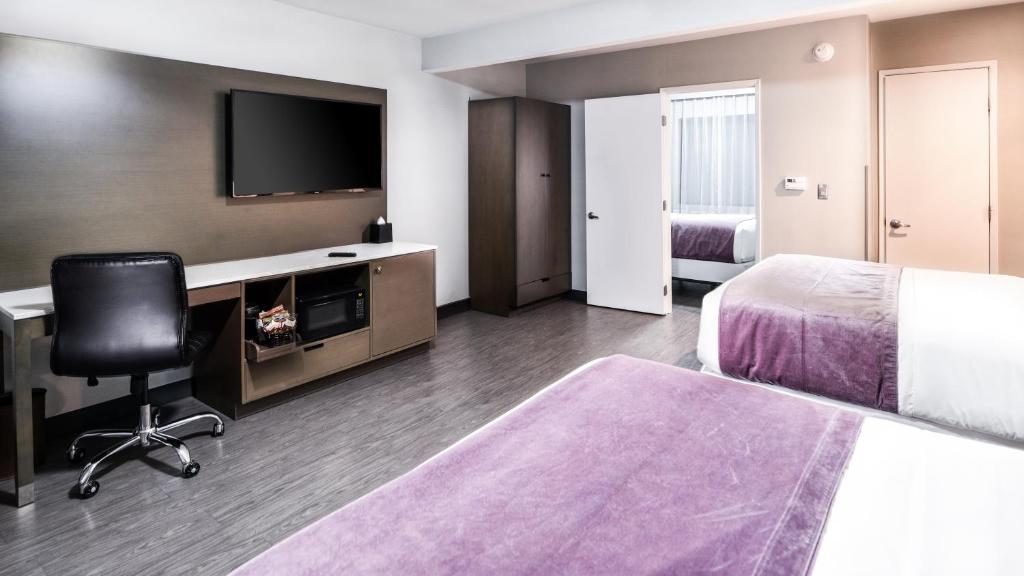 Двухместный семейный номер Standard двуспальная кровать в Sunset West Hotel, SureStay Collection by Best Western