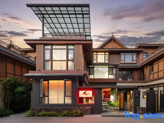 Mangshi Welcomes Mountain Rain | Qing Bar • Guesthouse (Dai Ancient Town Branch) in Dehong