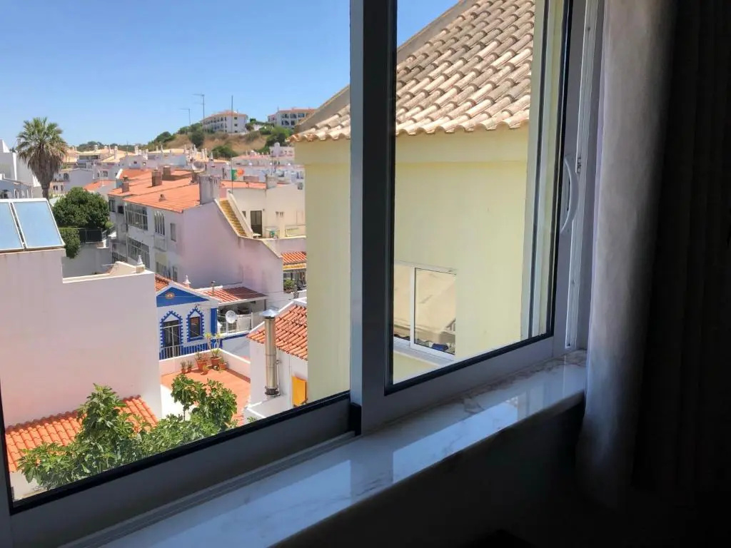 Algarve, Carvoeiro centre-ville, Récent appartement en duplex pour 5 personnes