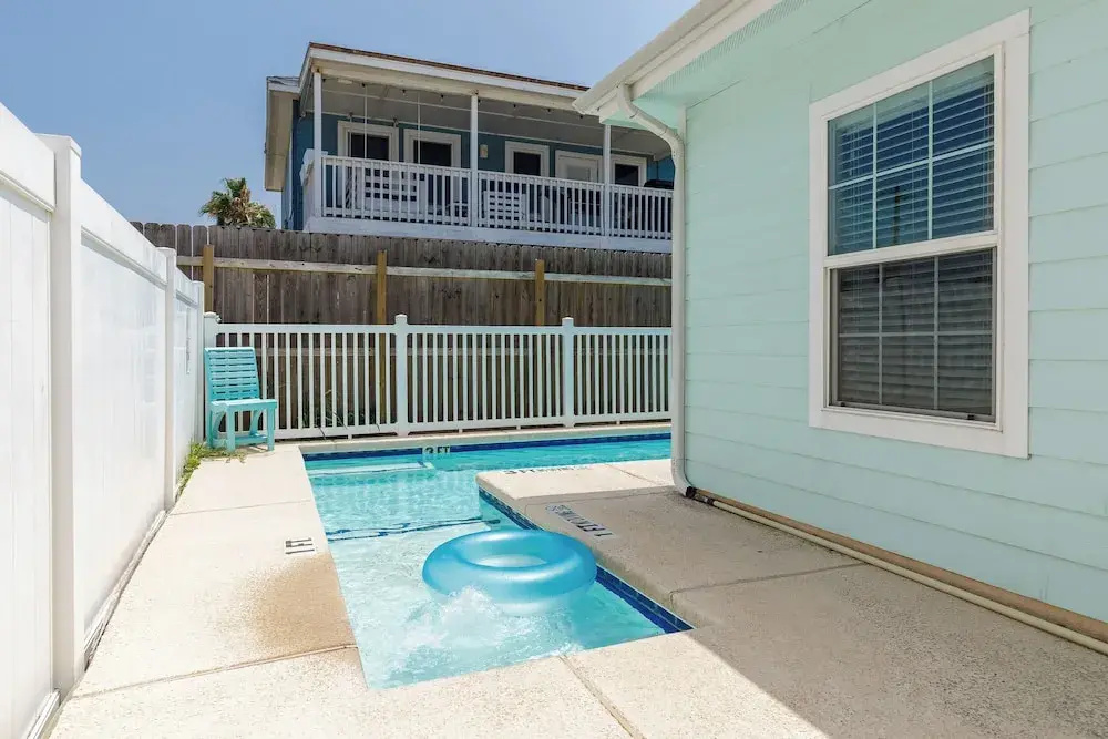 Comfy 2 Bedroom, Pets Allowed, Community Pool