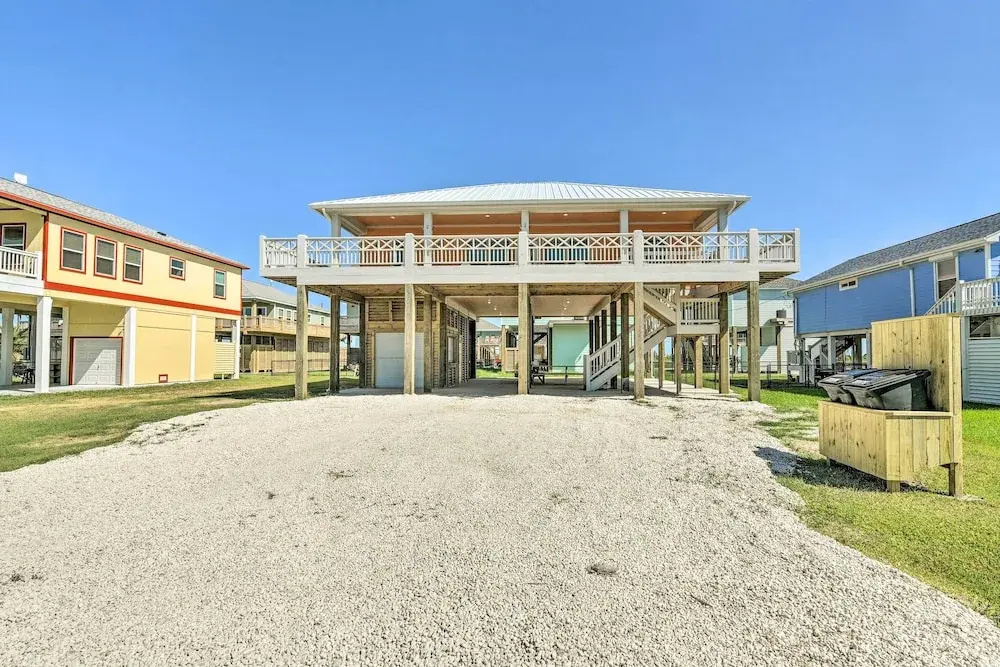 Ocean-view Deck, Walk to Shore: Crystal Beach Gem!