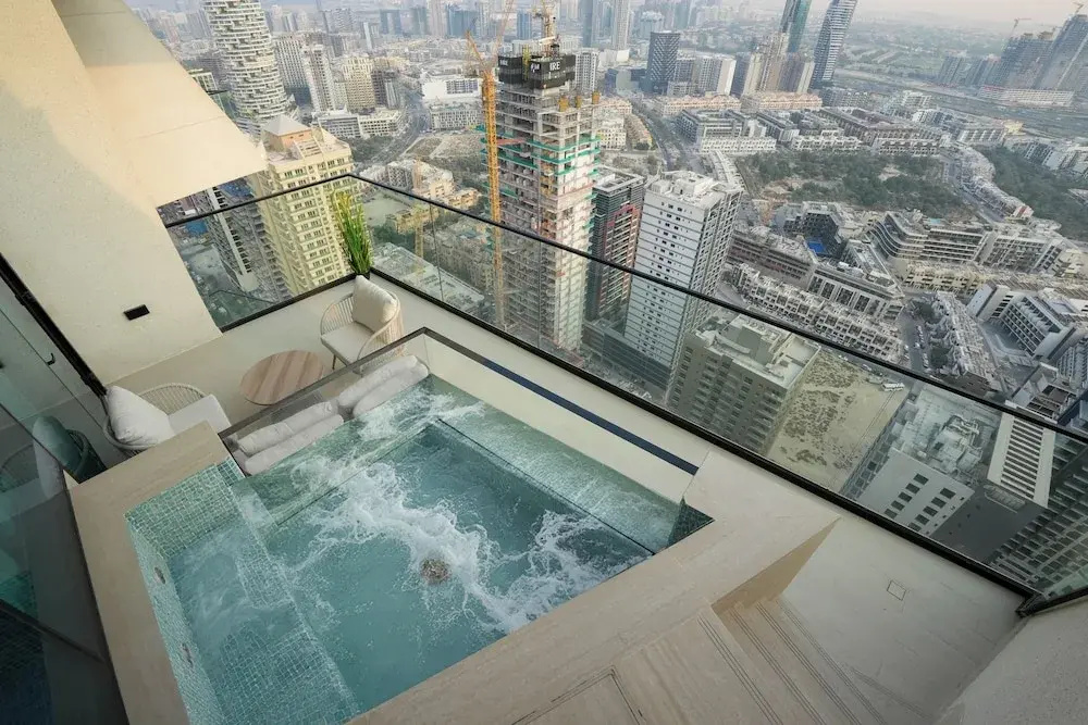 Refined High-Floor Apartment w Pool