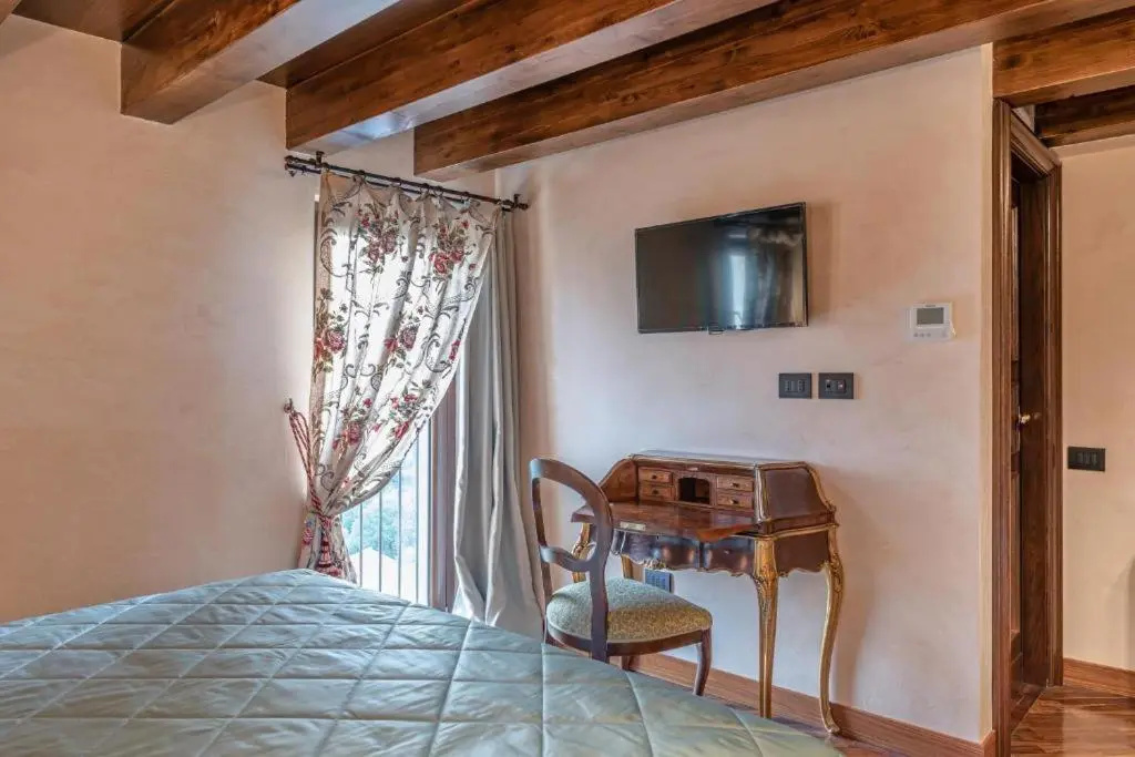 Deluxe Double room with Castle view (full double bed)