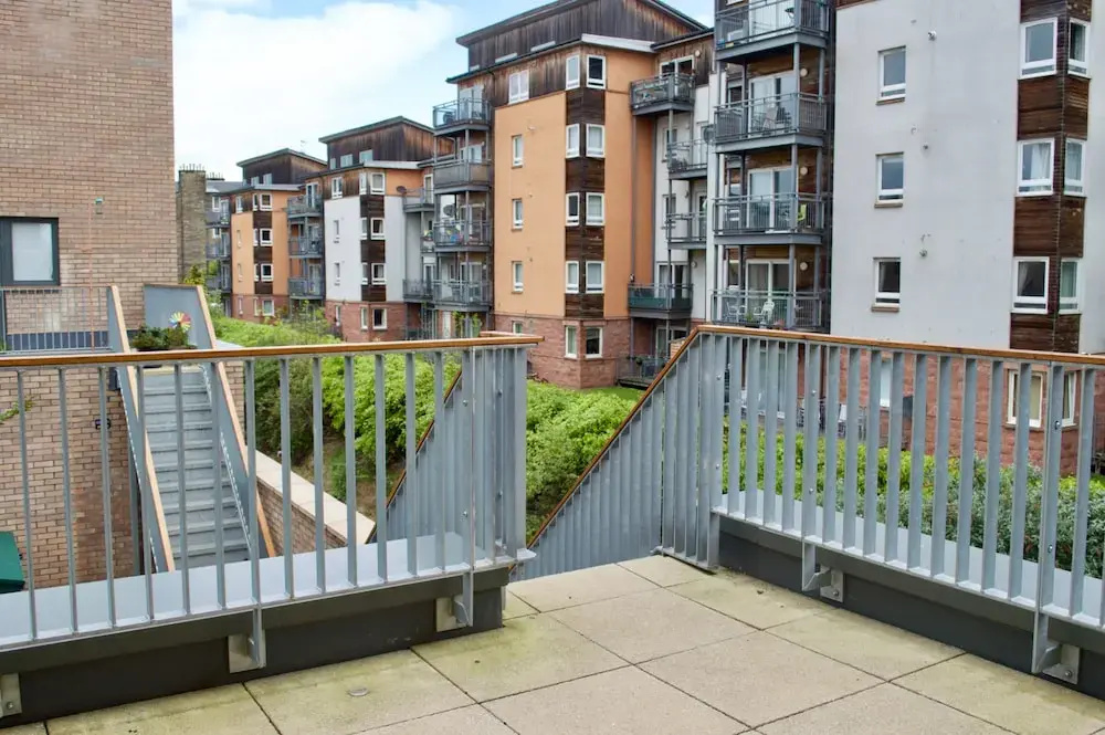 Modern 2 Bedroom Apartment With Parking