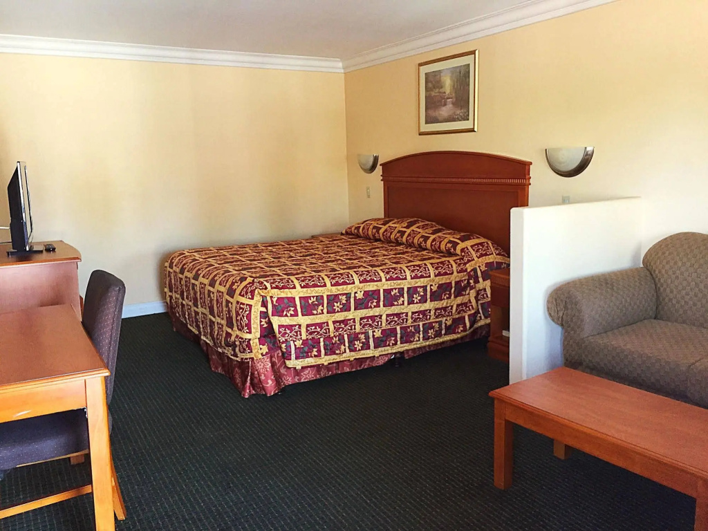 Colony Inn — 5