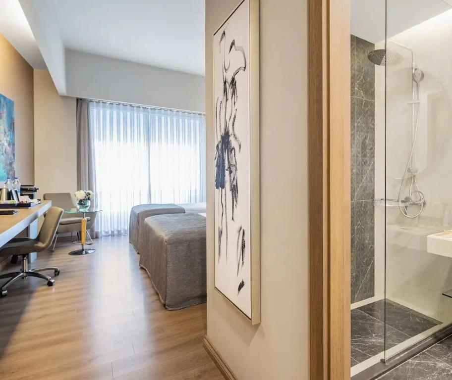Deluxe room with balcony and with city view