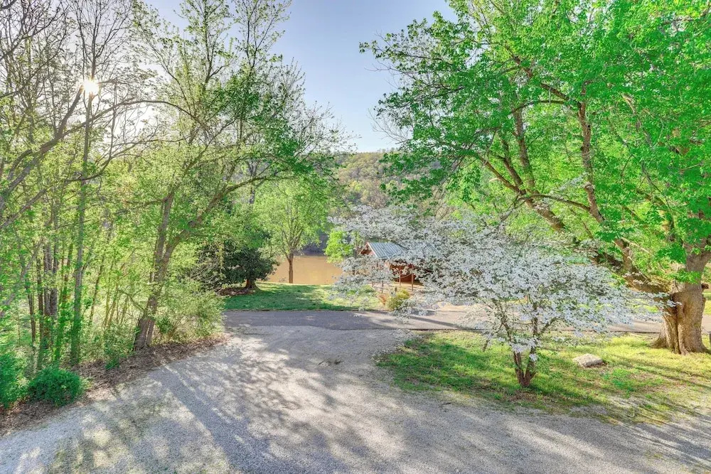 8 Mi to Ozark Folk Center: Home w/ Hot Tub & Deck