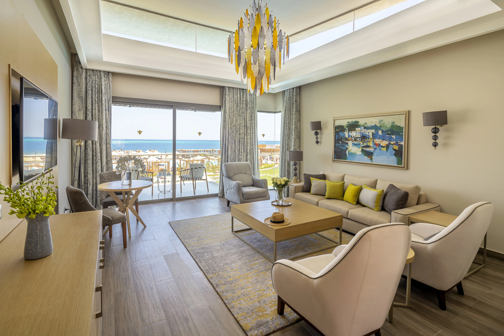 Rixos Premium Magawish Suites and Villas: Bright suite living area with comfortable seating and a furnished balcony overlooking the sea.