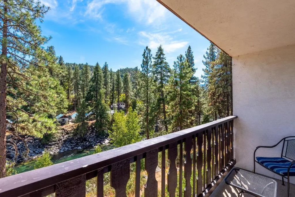 Standard Quadruple room with balcony and with river view