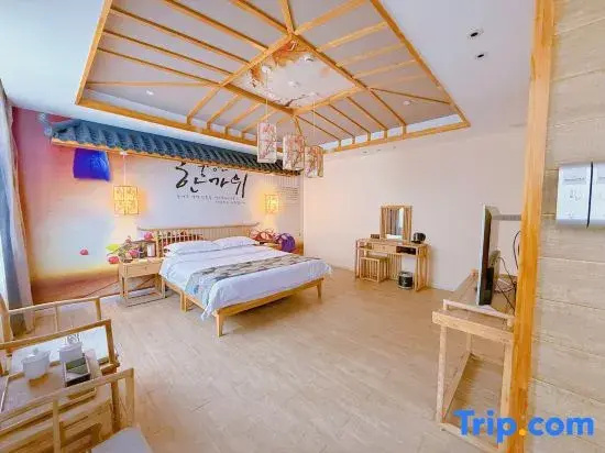 Deluxe Double room (full double bed)