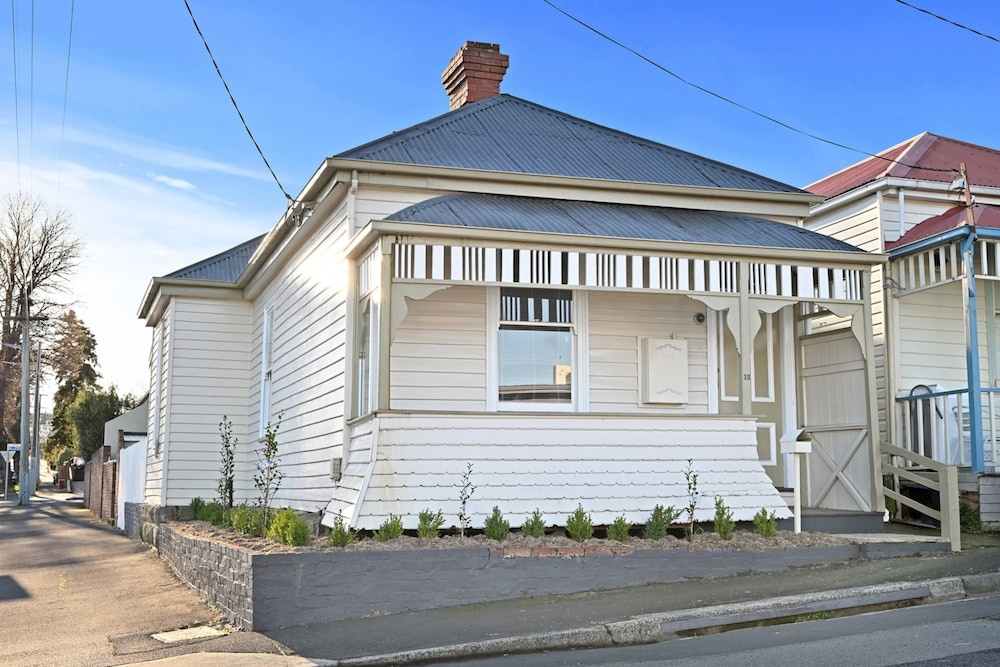 Charming 2-bed House in North Hobart