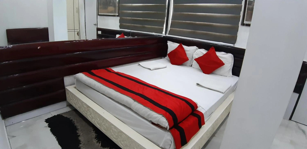 OYO 1483 Hotel Hiland Inn — 4