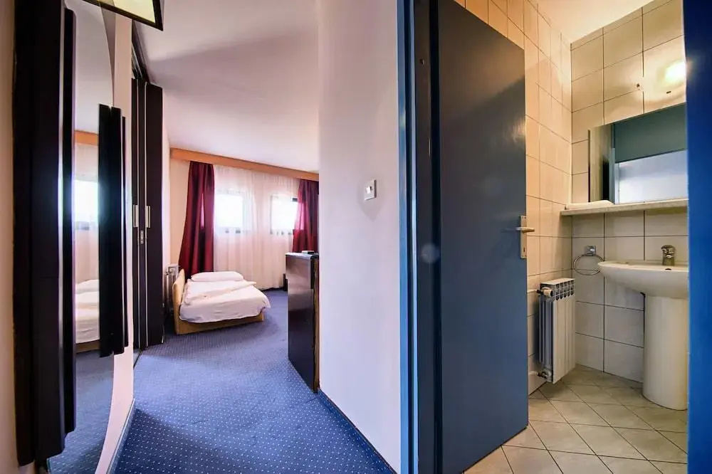 Economy Quadruple room with park view (full double bed)