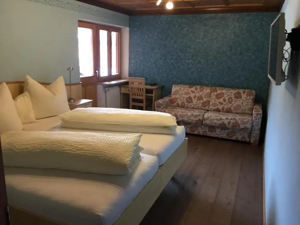 Deluxe Double room with balcony (full double bed)