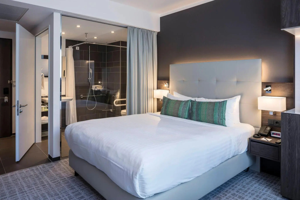 Standard Double room with park view full double bed