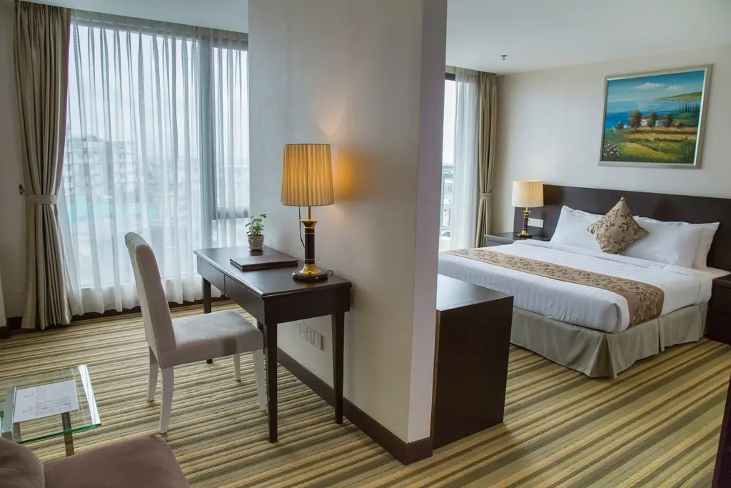 Premier Double room with city view (full double bed)