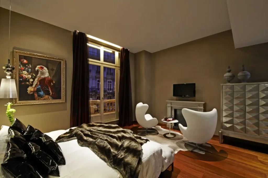 Hotel Banke Opera Autograph Collection