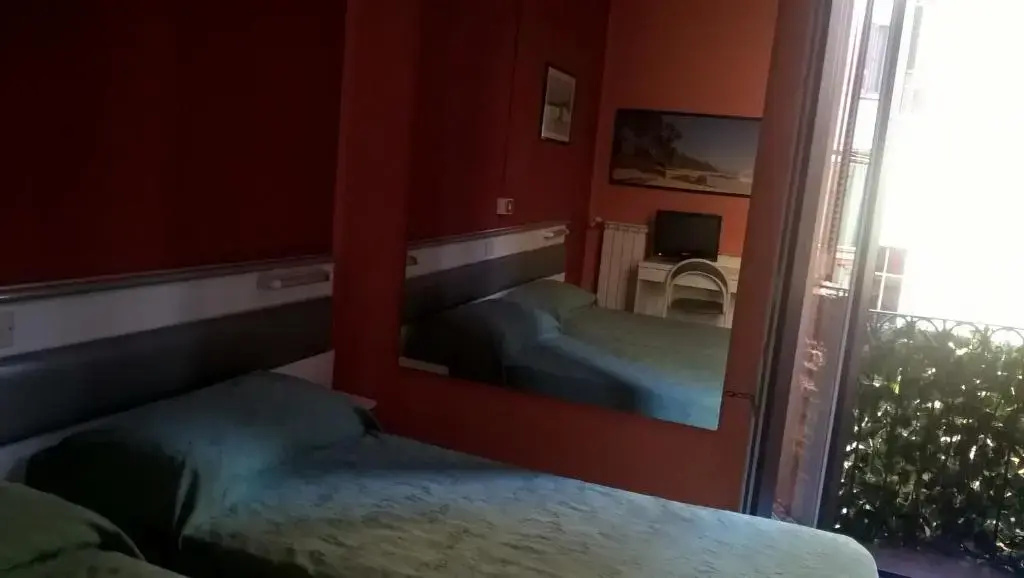 Double room (full double bed)