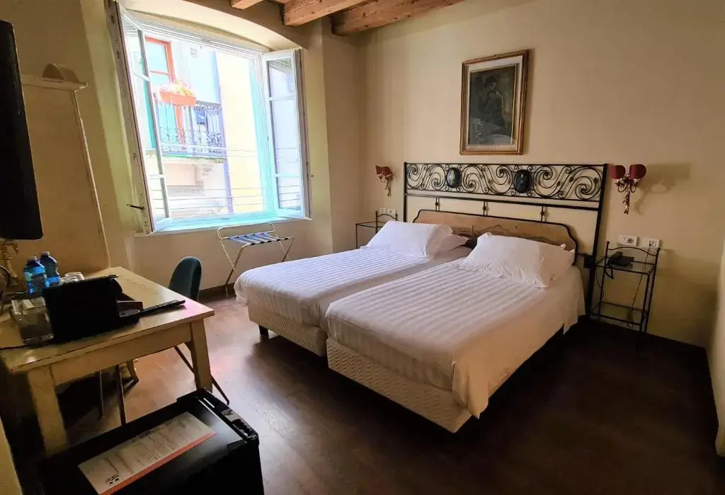 Standard Double room (full double bed)