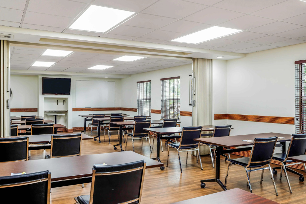 Days Inn & Suites by Wyndham Sherwood Park Edmonton - фото 13