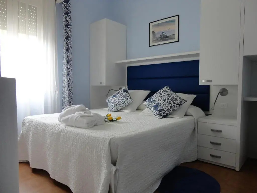 Double room (full double bed)