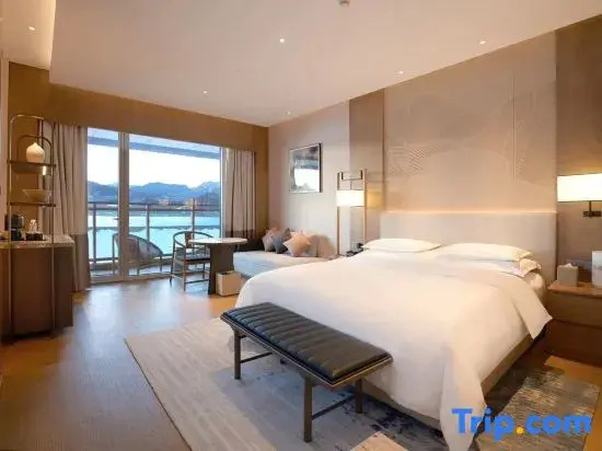Standard Double room with lake view (full double bed)