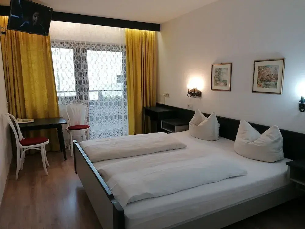 Classic room with balcony and with partial view