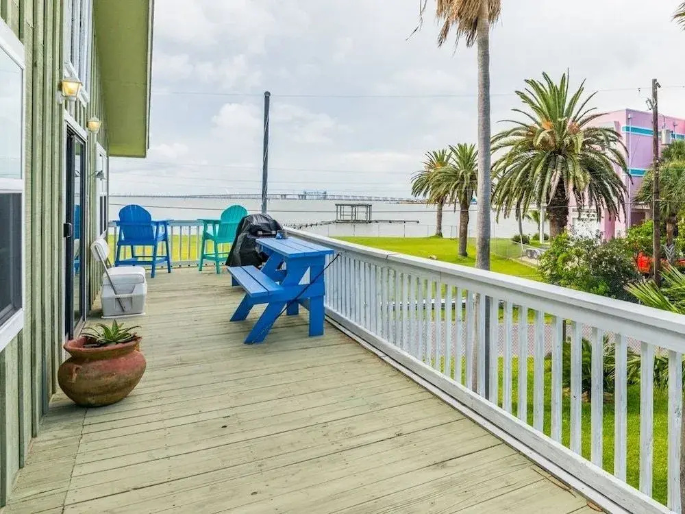103 Galveston home - 3 Br home by RedAwning