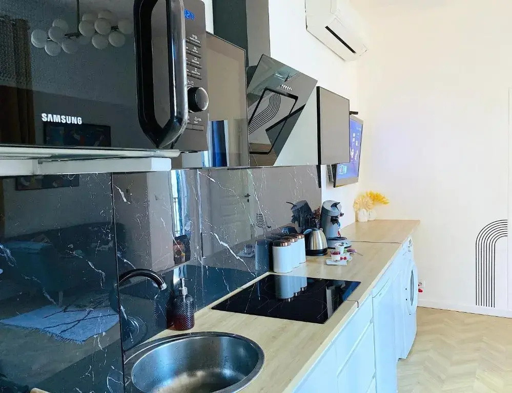 2 Steps From Sea - Apartment 2 Bedroom - Kitchen - Wifi - Tramway - Air Conditioner - INTERNATIONAL TV - UNLIMITED MOVIES SERIES