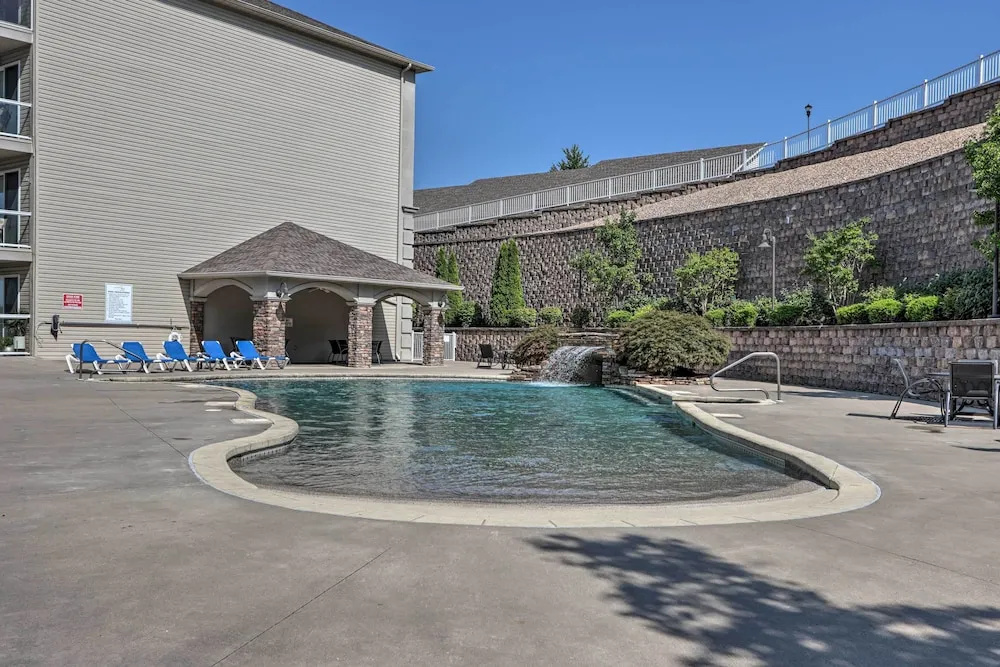 Lakefront Patio, Pool Access! Lands End Condo