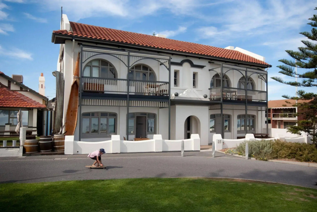 Seawall Apartments