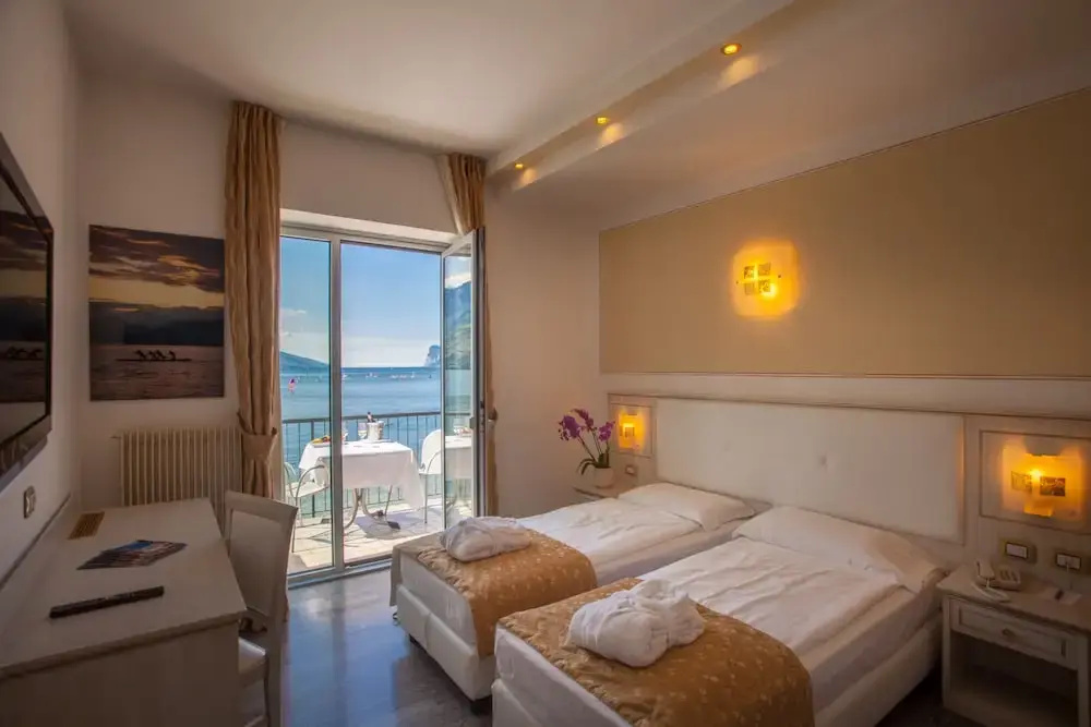 Deluxe room with balcony and with lake view