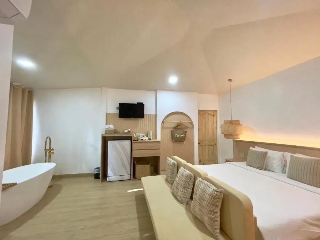 Deluxe Double room (full double bed)