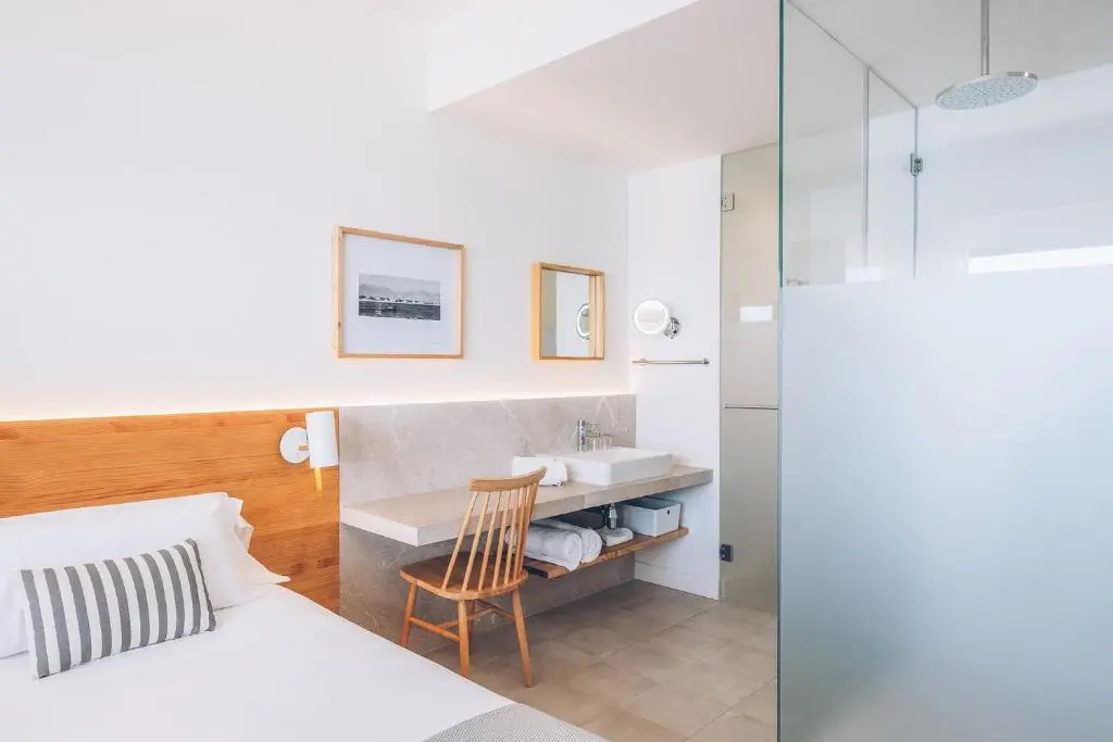 Double room with partial sea view (full double bed)