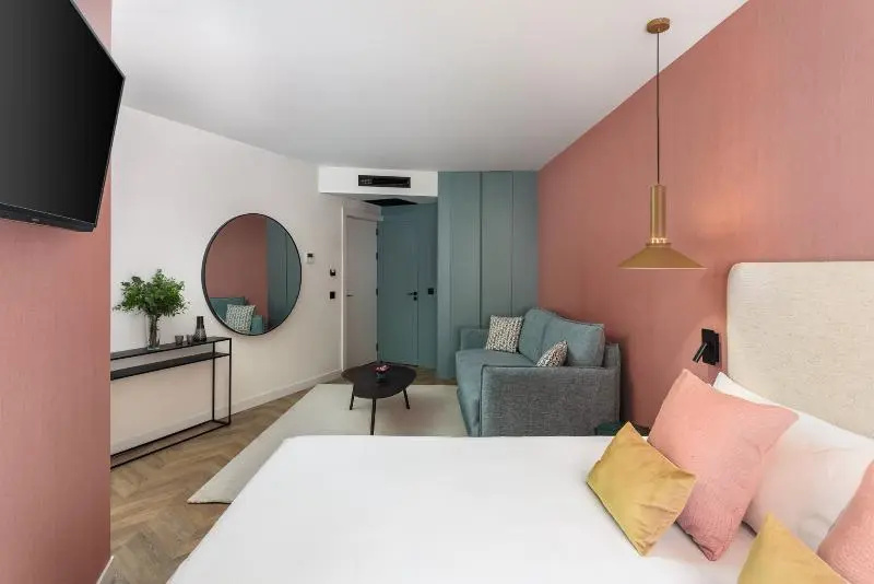 Deluxe Double room (full double bed)