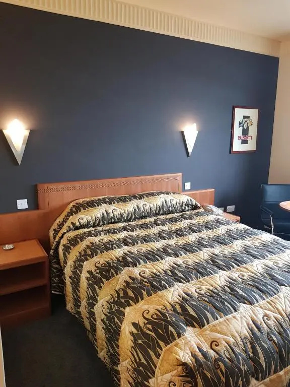 Deluxe Double room (full double bed)