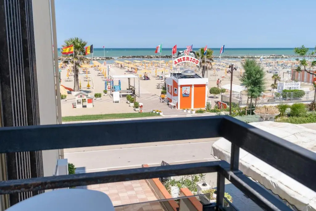 Standard Triple room with partial sea view