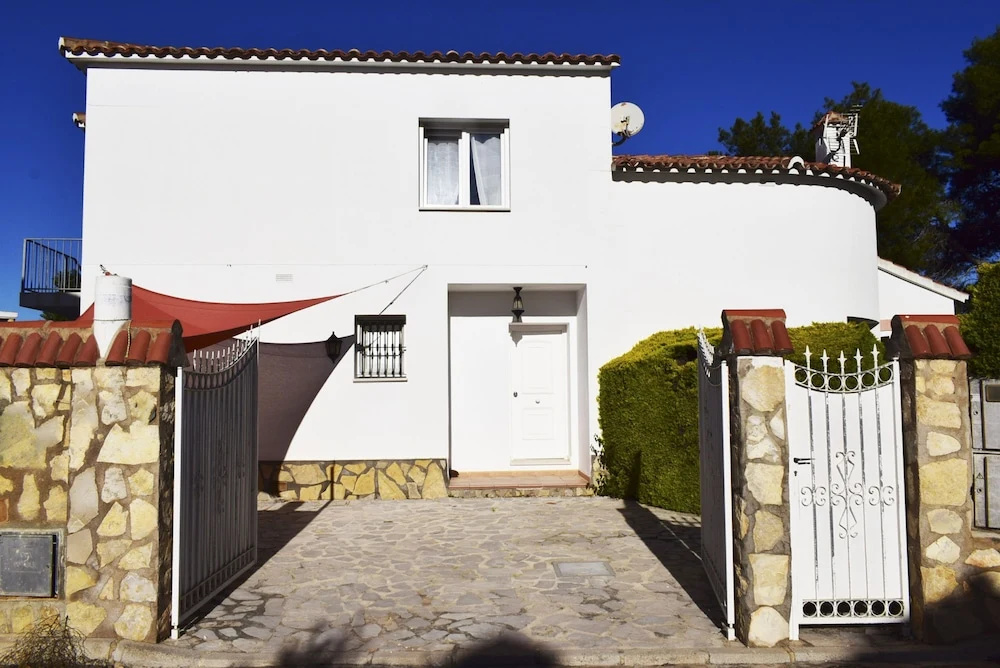 Ch1900 in Oliva With 4 Bedrooms and 3 Bathrooms