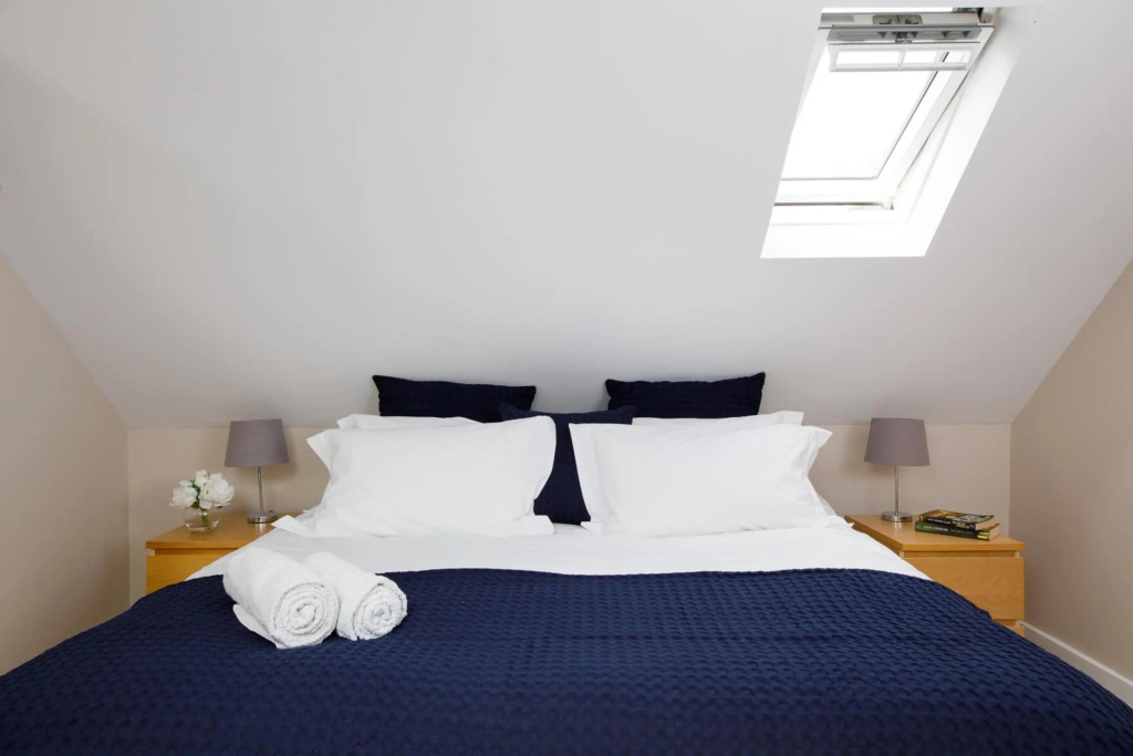 FANTASTIC VALUE, Orchard Croft Lodge, Sleeps 6, New Property, 5 -Star Google Reports, Split & Link King Size Beds , Free Sky TV Inc' Sky Sports & Wi-Fi , 9 Minutes from Wittering Beach, Very Quiet Location, Private Parking For 6 Cars, Ideal For Goodwood