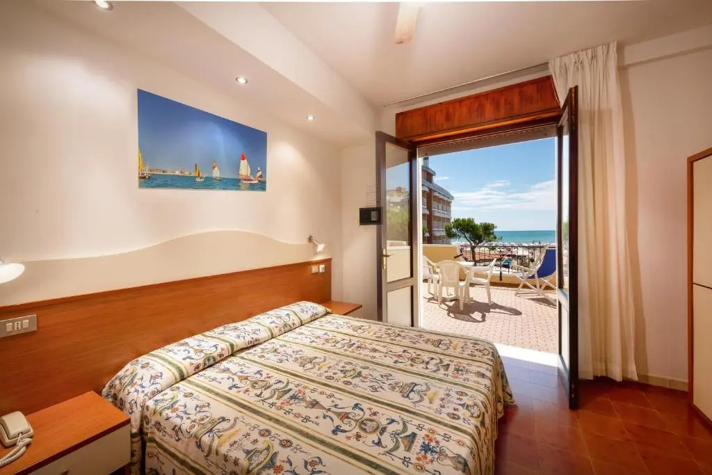 Deluxe Double room with sea view (full double bed)