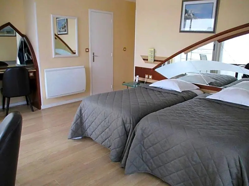 Standard Family room with street view
