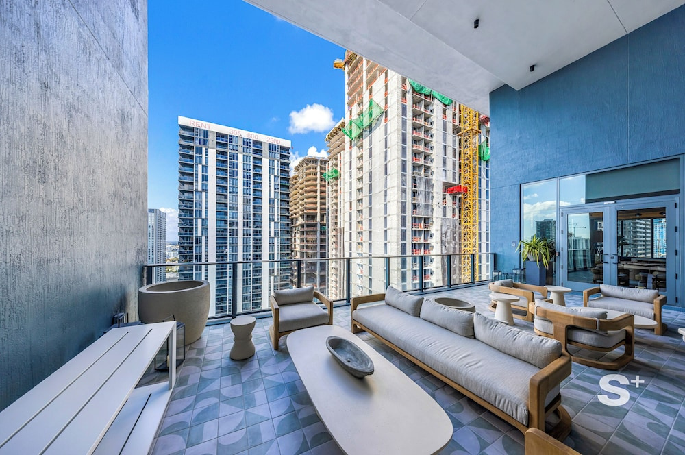 Sleek 1-BR & Den in Central Downtown