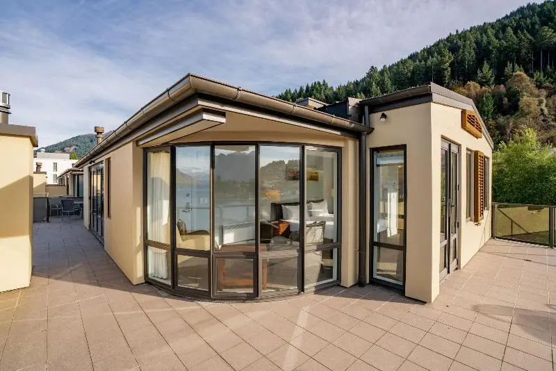 Spacious Unit With Views And Balcony in Queenstown