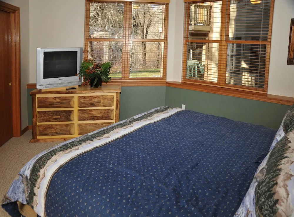 Canyon Run I-101 3 Bedroom Condo by RedAwning