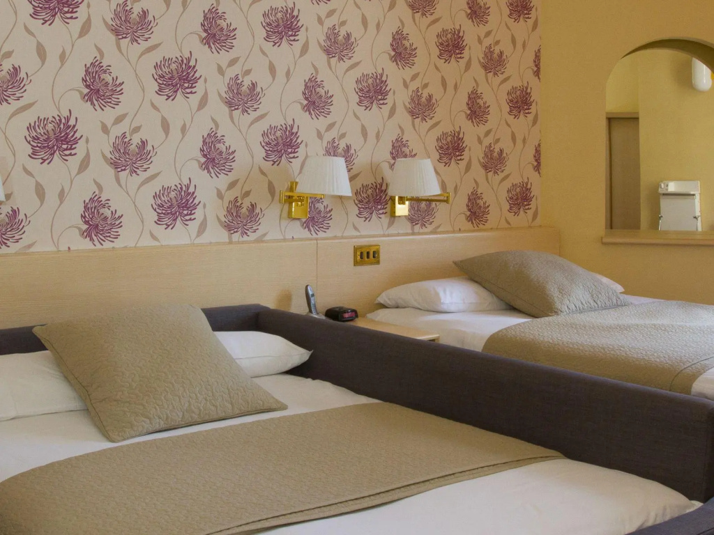 Standard Triple room