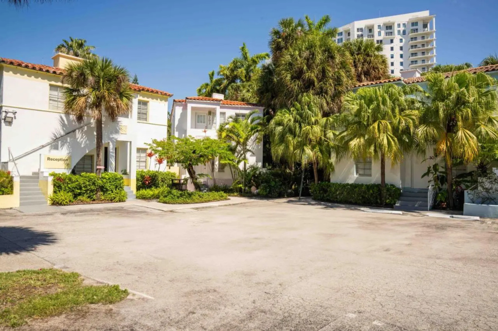 Miami River Inn By Renzzi