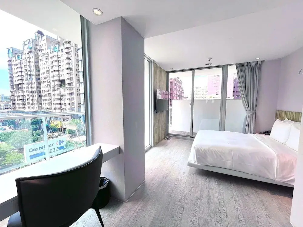 Deluxe Double room with balcony (full double bed)